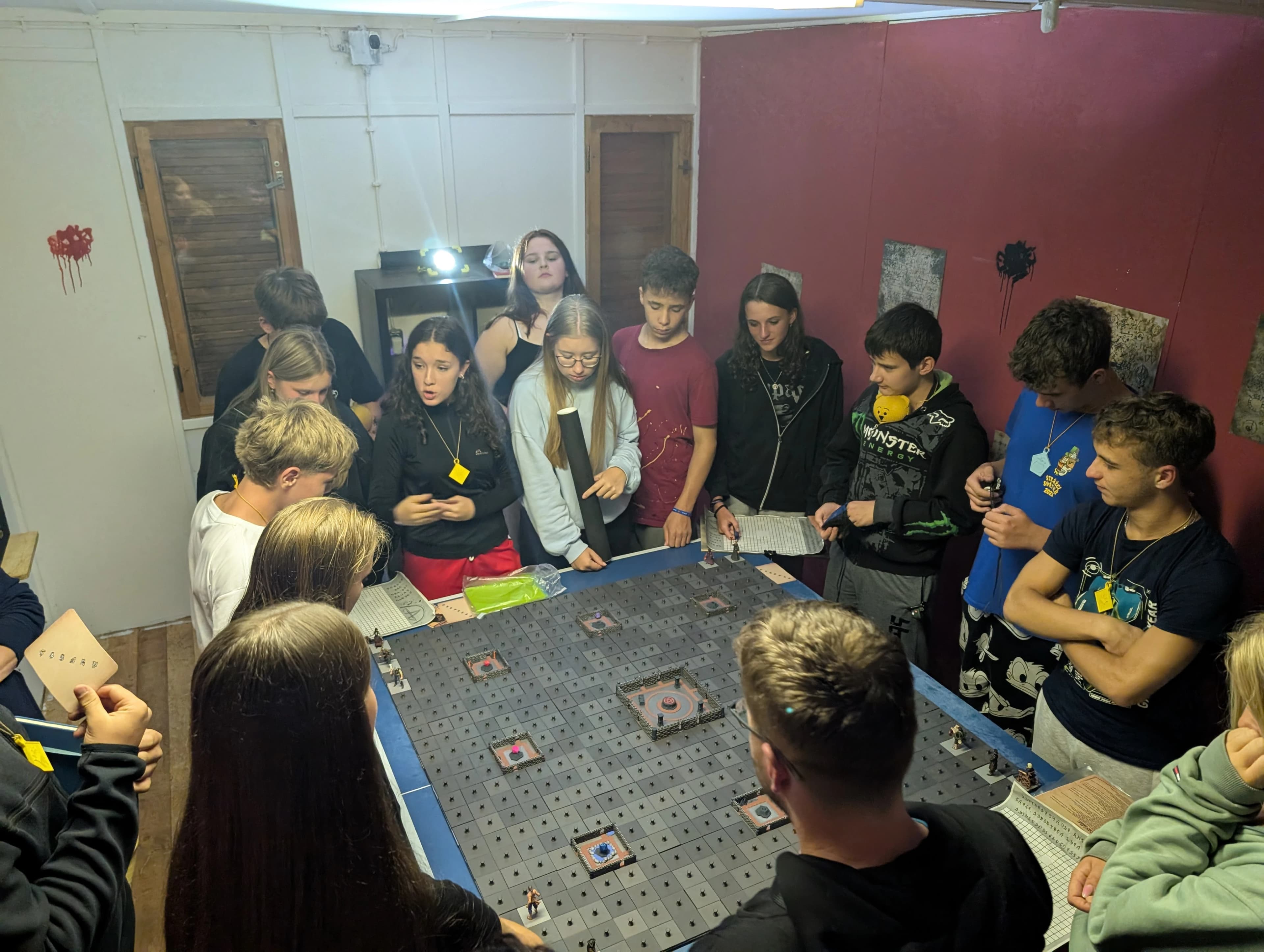 Oddíl AC prochází bludištěm