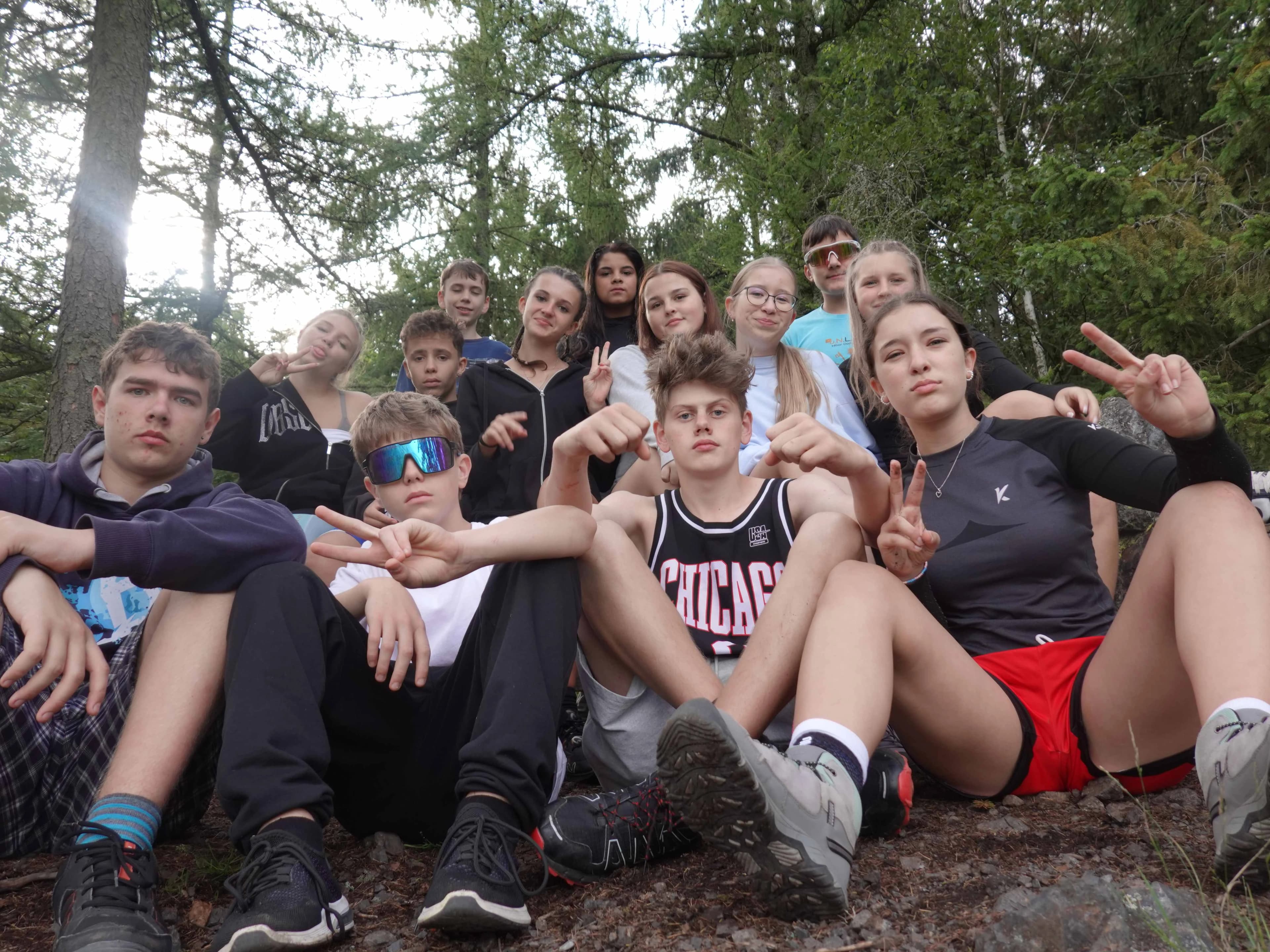 Skupinová fotka účastníků tábora v lese