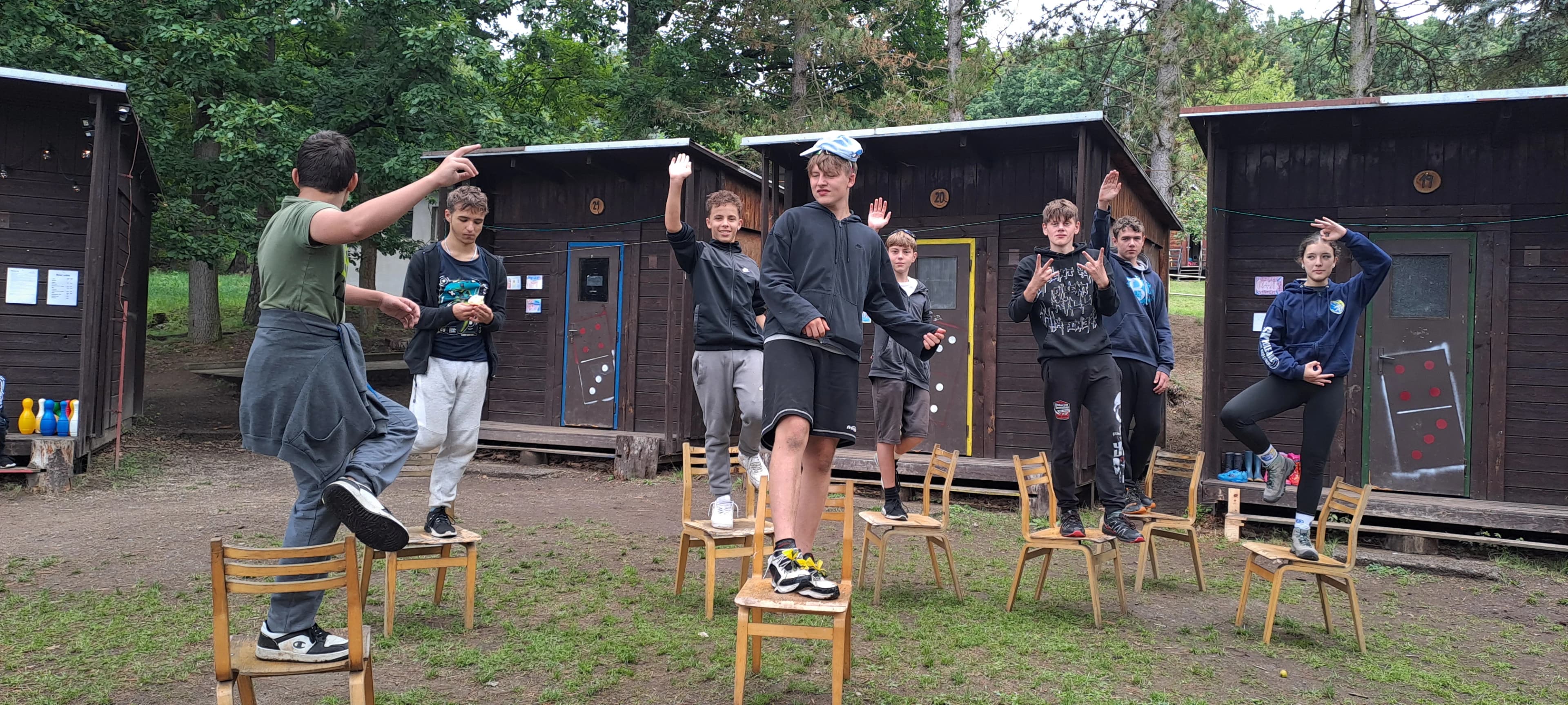 Děti při táborové hře se židličkami