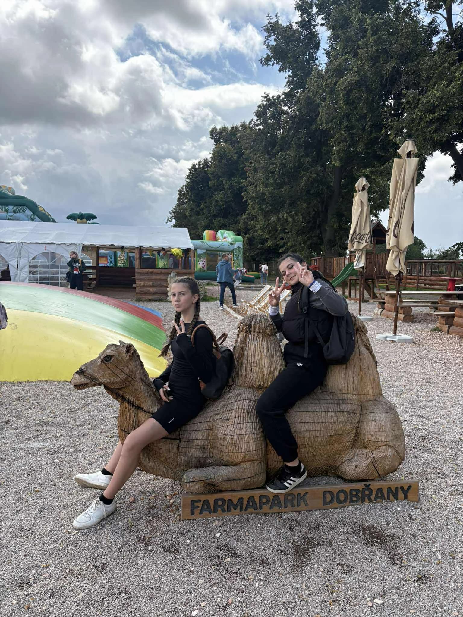 Na velbloudí soše ve Farmaparku Dobřany 🤪