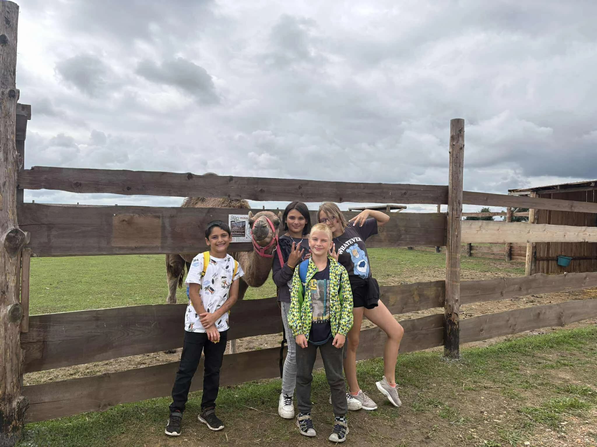 Děti s velbloudem ve Farmaparku Dobřany