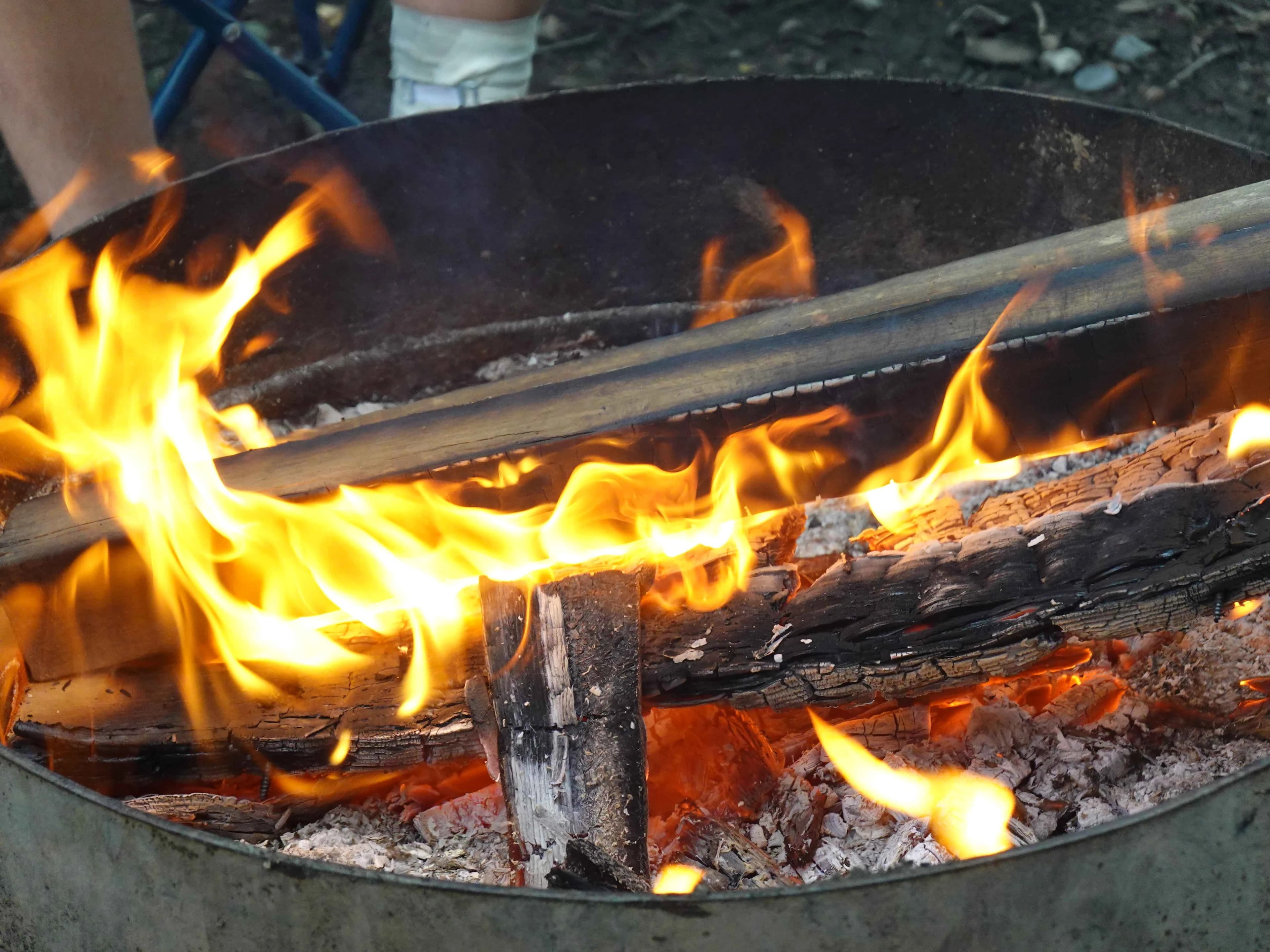 Táborový oheň s plápolajícími plameny