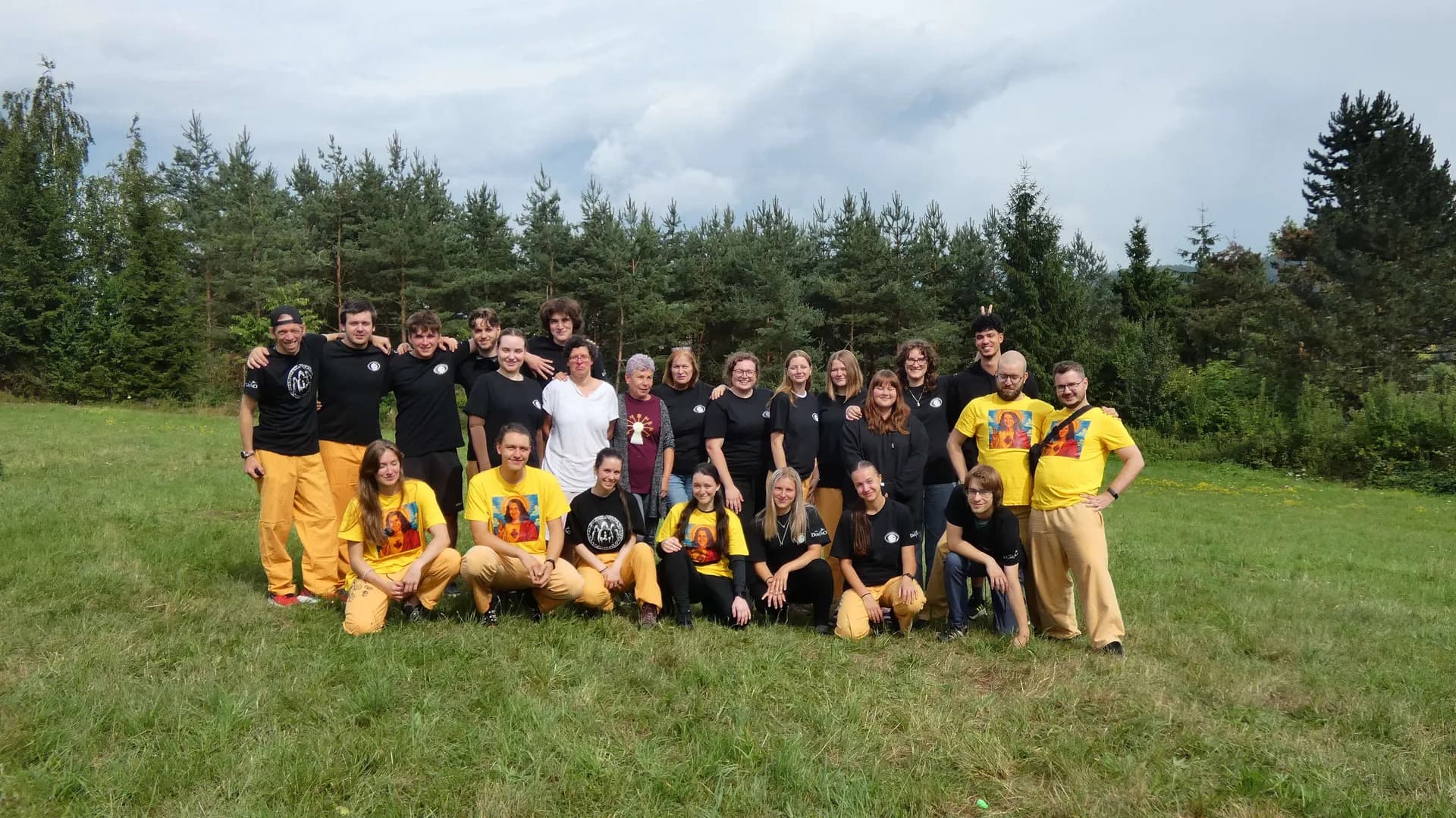 Skupinová fotografie vedoucích tábora Domino